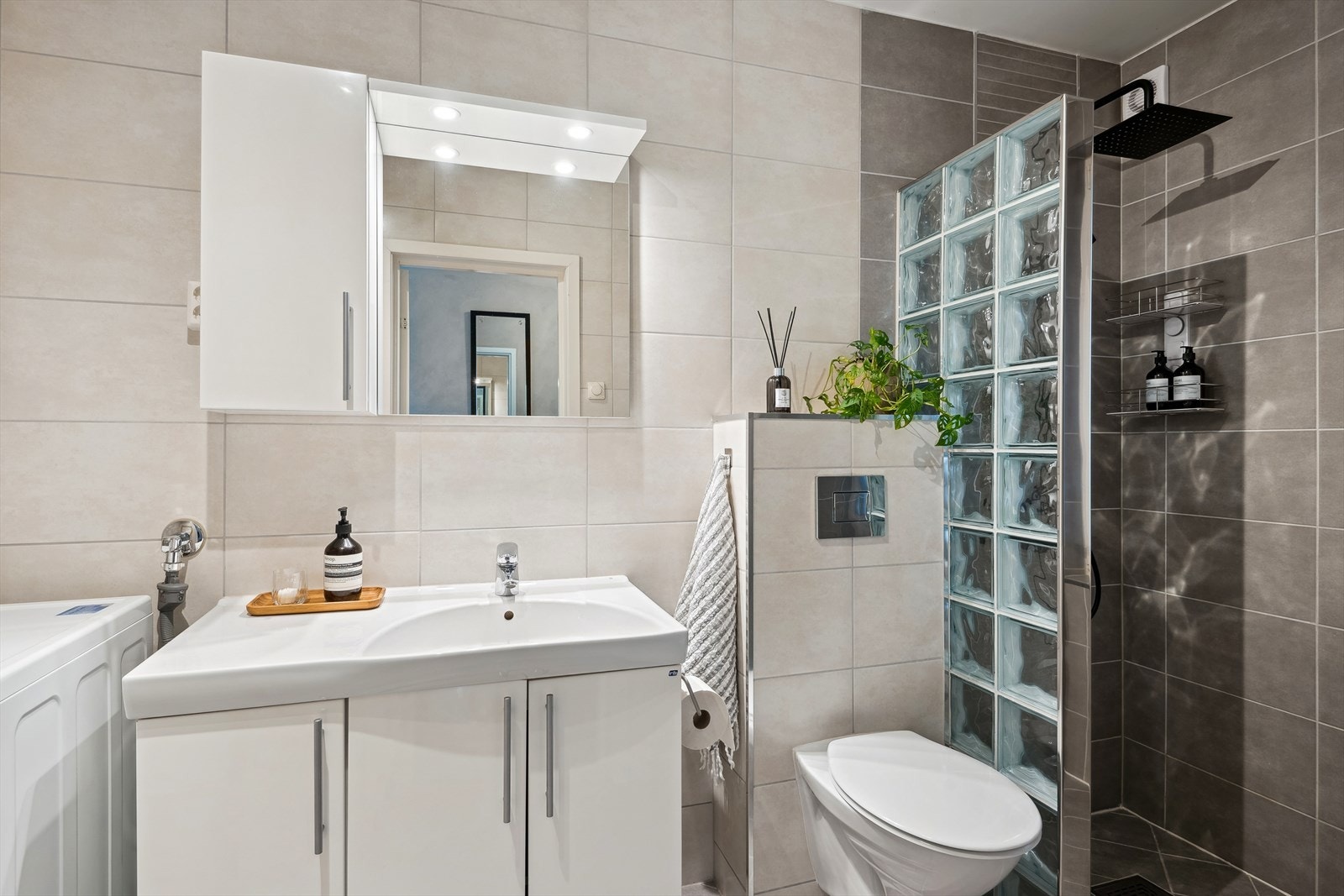 Delikat og stilrent bad gir deg en god start på dagen. Det er opplegg for vaskemaskin og tørketrommel her inne. Galleribilde