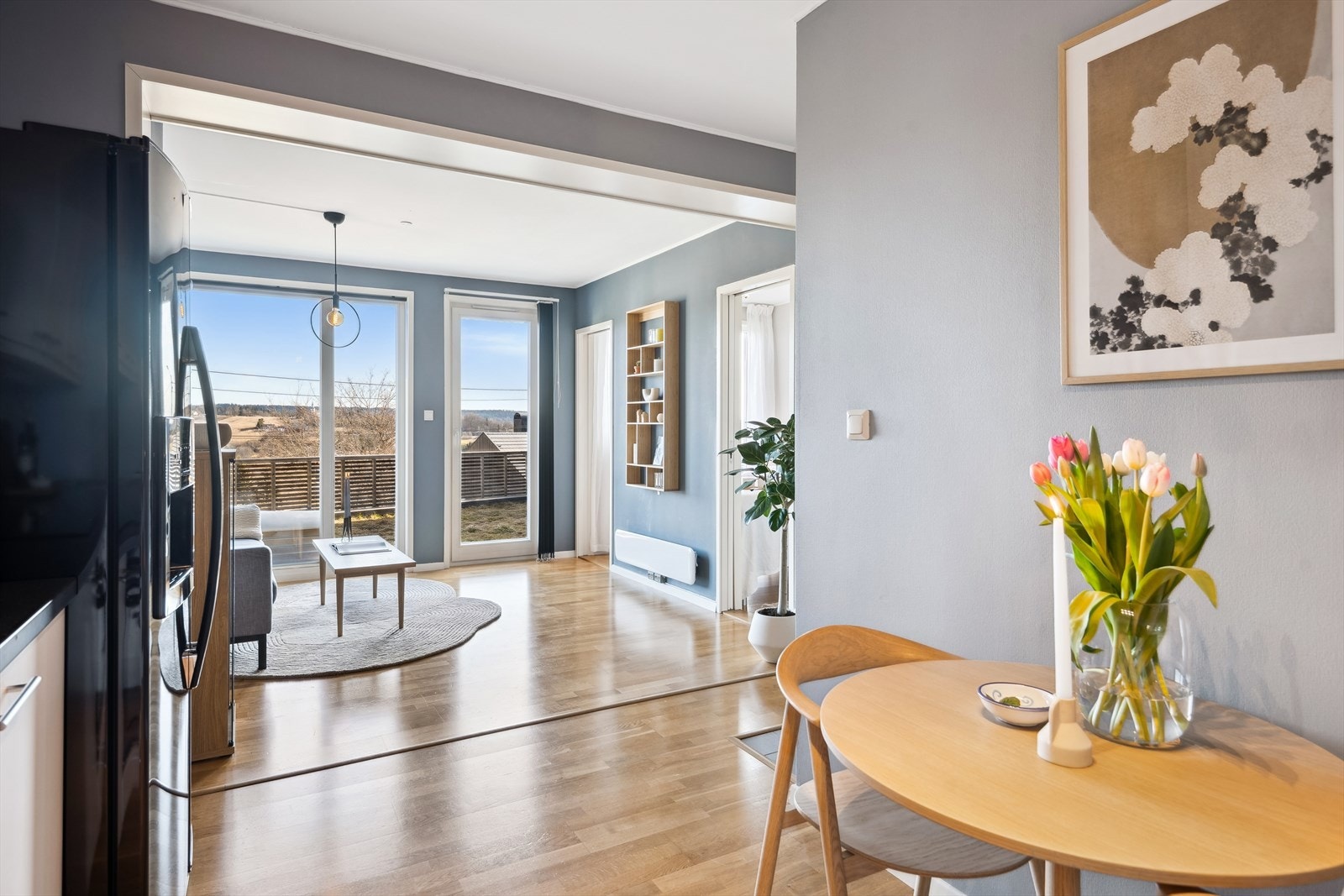 Det er god plass til spisebord på kjøkkenet. Legger du merke til den hyggelige utsikten man har? Galleribilde