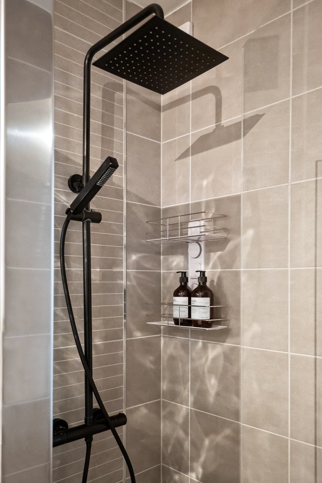 Her kan du velge mellom vannfallsdusj og hånddusj. Galleribilde