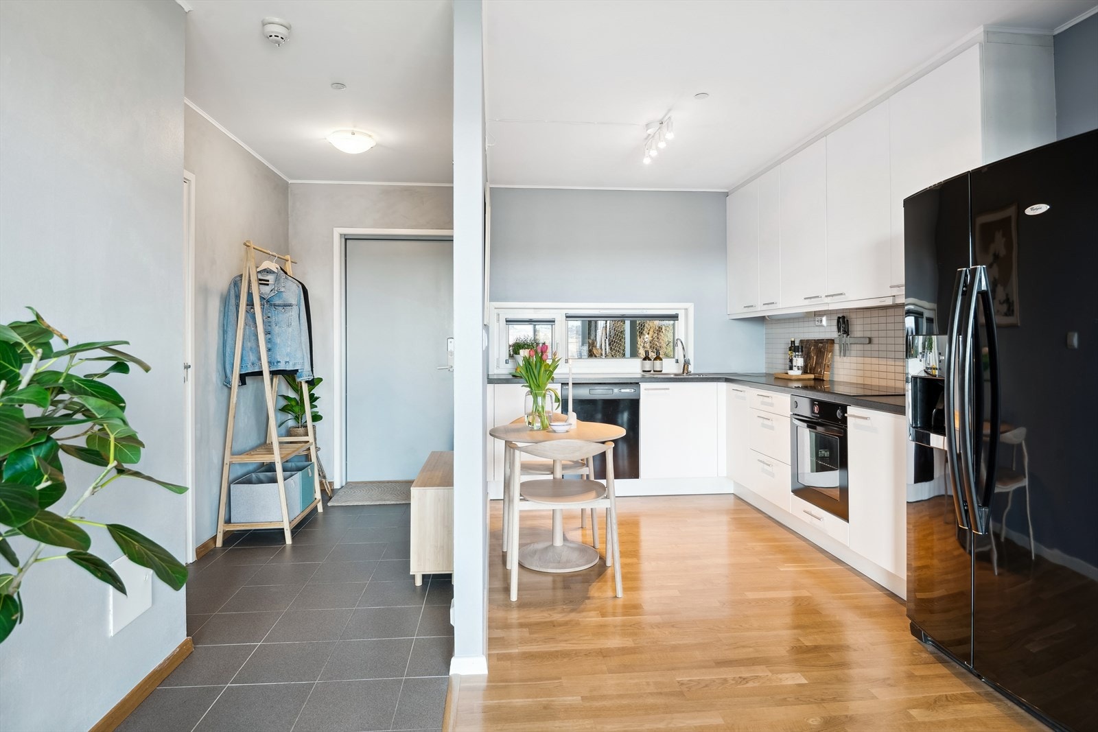 Det er lagt fliser med varmekabler i gulvet i gangen. Galleribilde