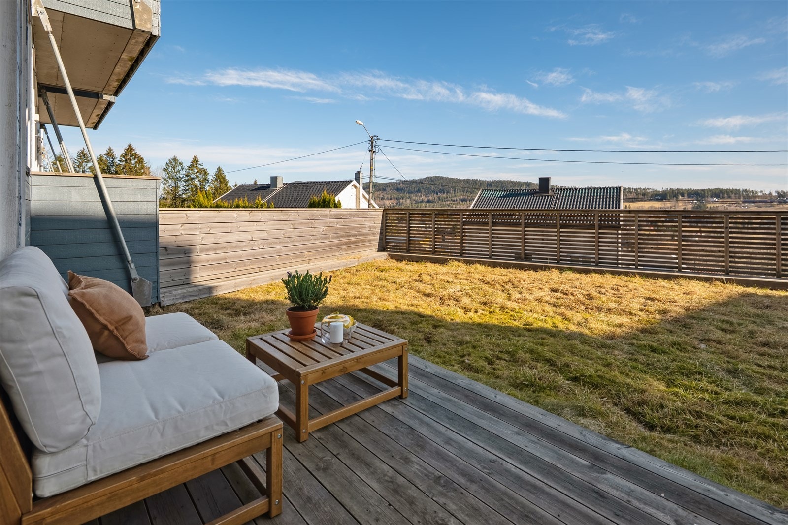 Man har en hyggelig markterrasse på 7 kvm med utgang fra stuen. Resten av gressplenen er en del av fellesarealet til borettslaget, men som er svært lite brukt. Galleribilde