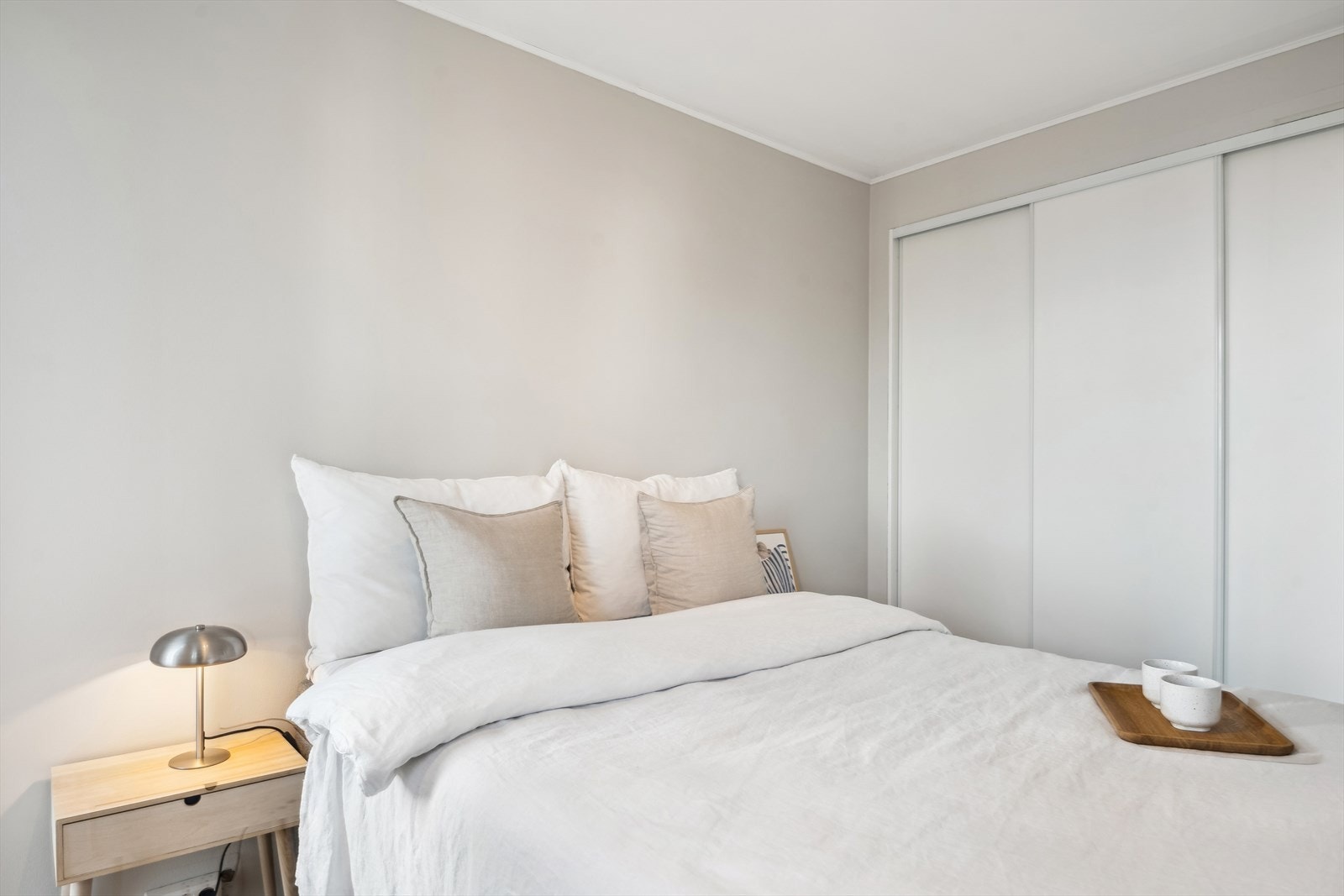 Romslig skyvedørsgarderobe som gir deg god oppbevaring av klærne dine. Galleribilde