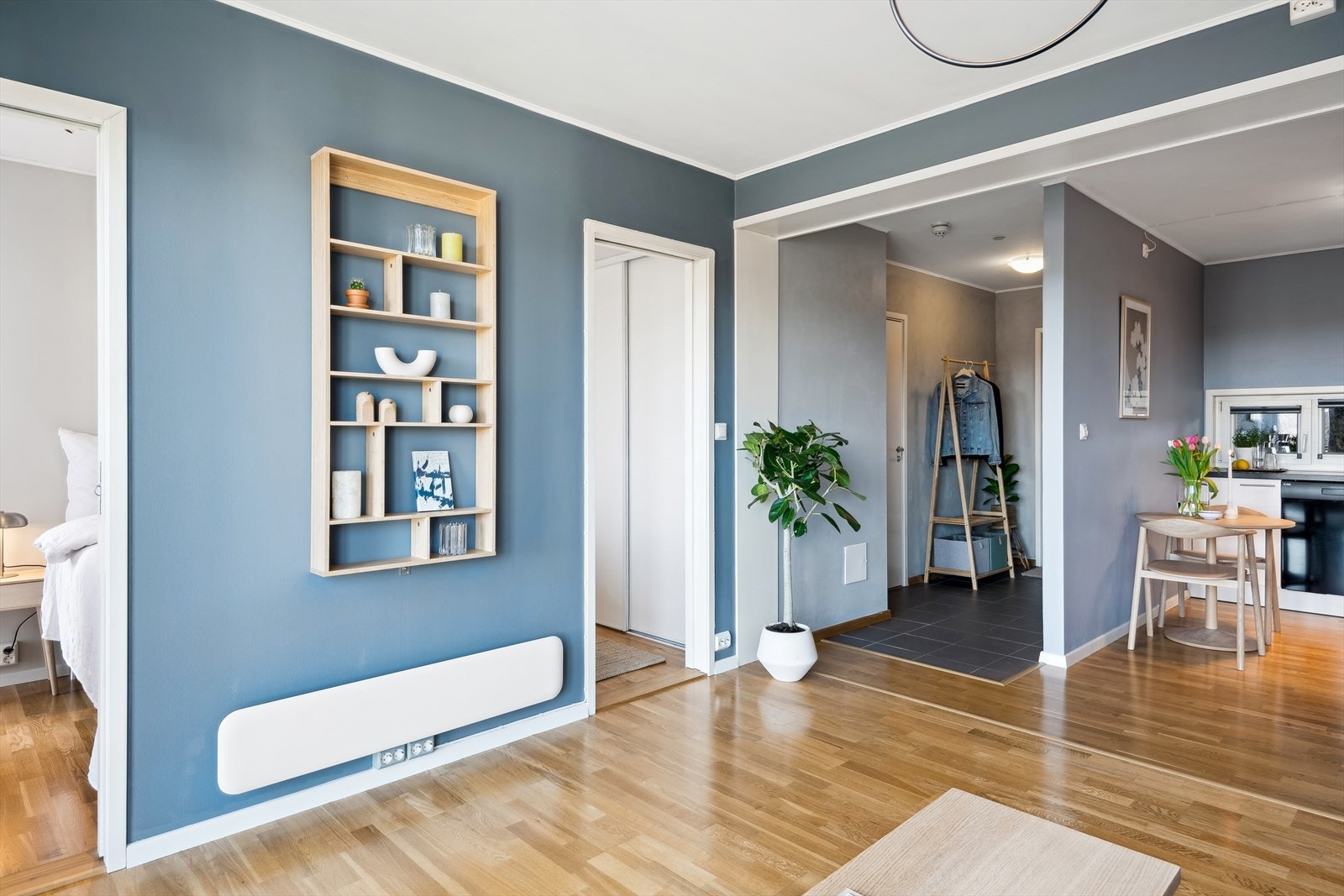 Det er inngang til soverommet fra to steder. Flere har tettet den innerste døren for å få bedre veggplass i stuen. Ellers er veggen mellom dørene er fin plass å ha en vegghengt tv. Galleribilde