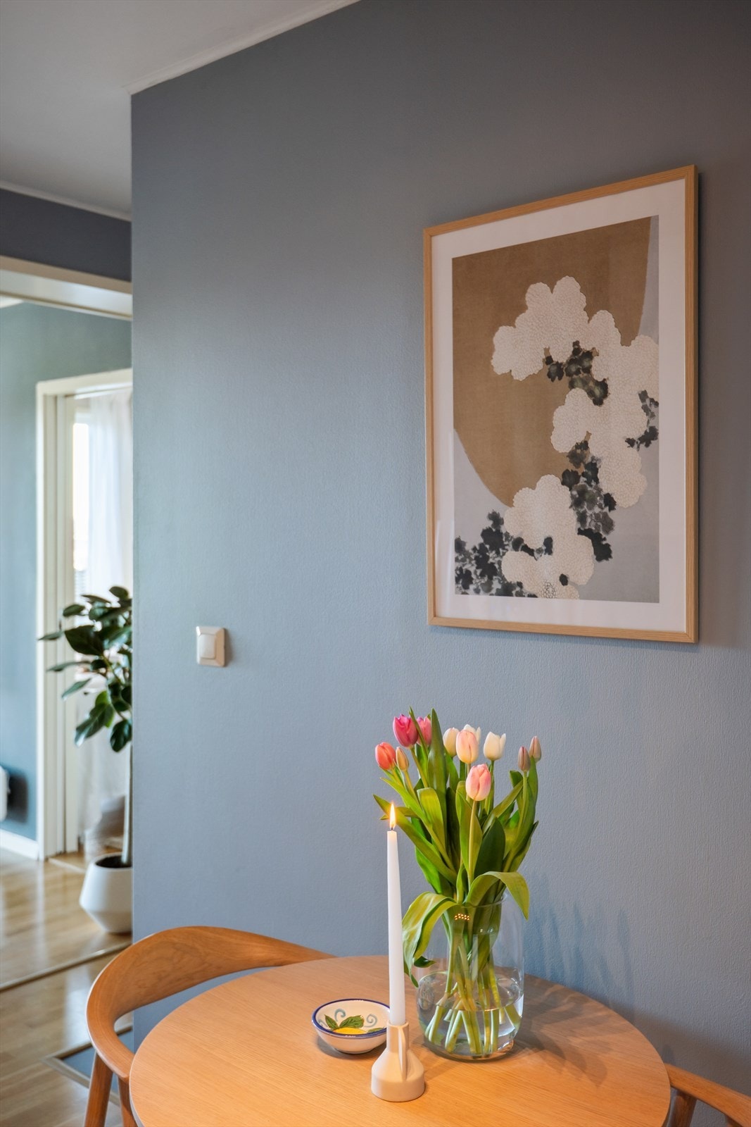 Leiligheten er malt i moderne og varme fargetoner som de fleste vil like. Leiligheten er strømvennlig hvor selger har brukt ca. 6.800 kwh i året i strøm. Galleribilde