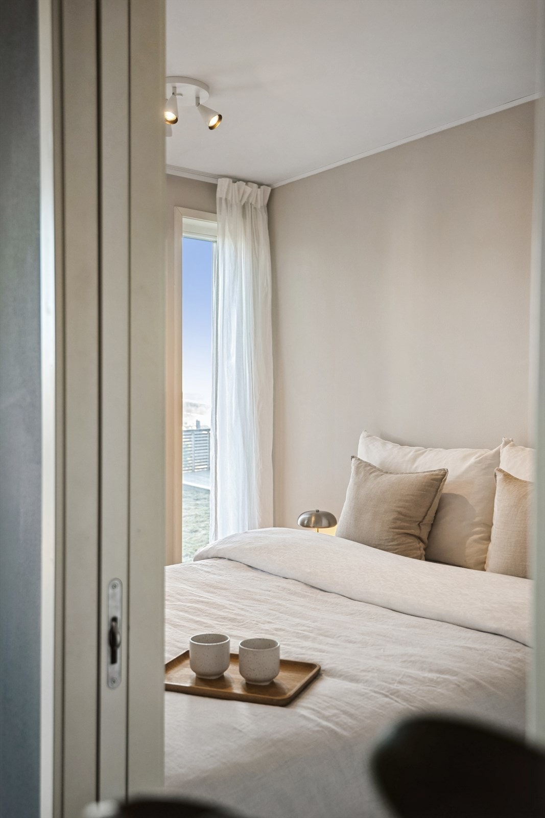 Soverommet er lyst og romslig med god plass til dobbeltseng. Galleribilde