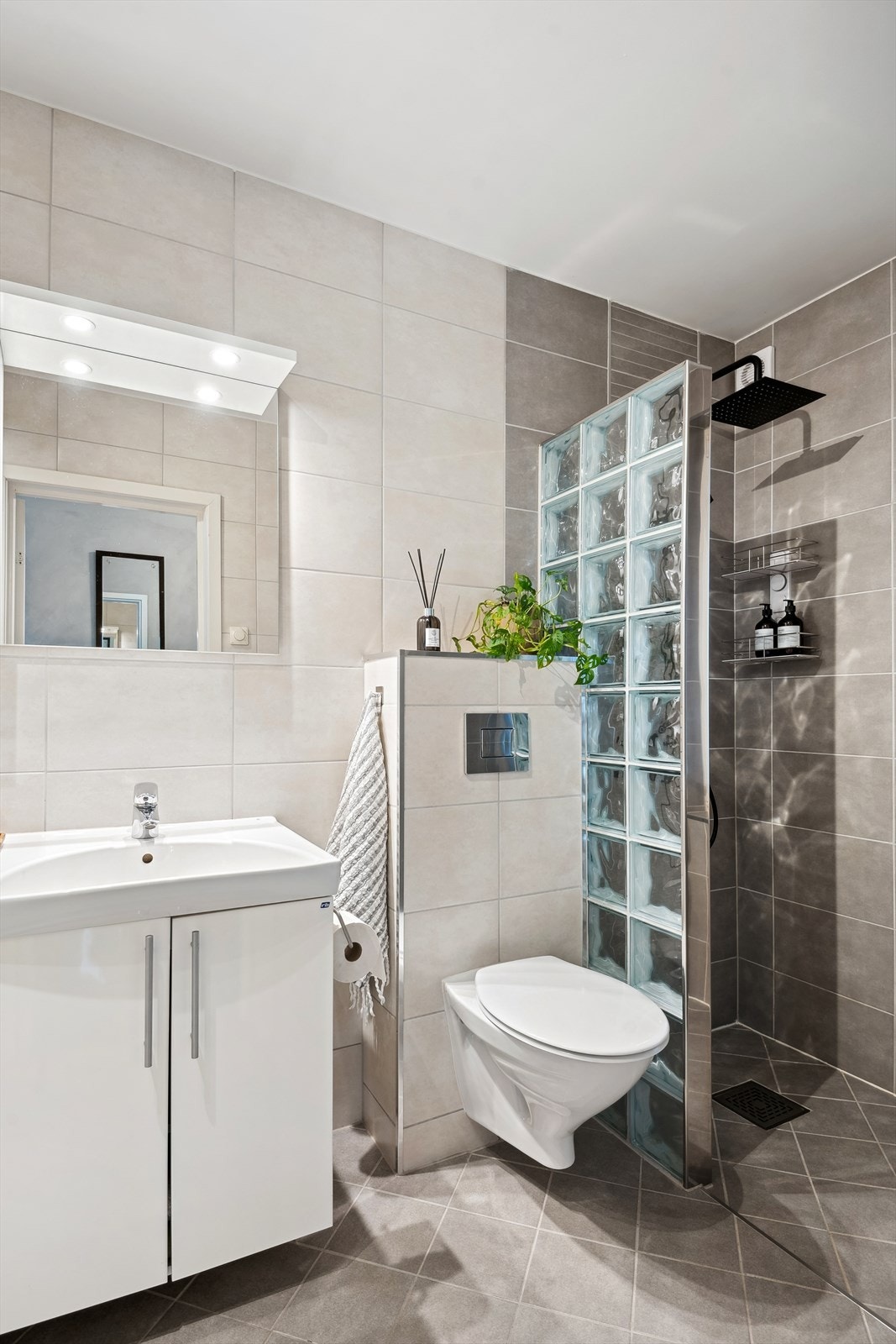 Romslig dusj med nyere dusjbatteri i svart utførelse som gir et moderne uttrykk. Galleribilde