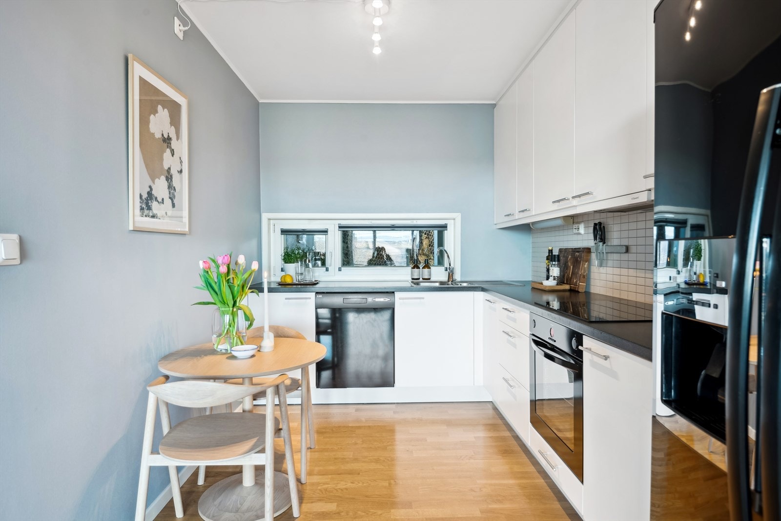 Kjøkkenet er lyst og klassisk, fra 2008. Godt med skap og benkeplass. Alle hvitevarer bortsett fra kjøleskap medfølger i handelen. Galleribilde