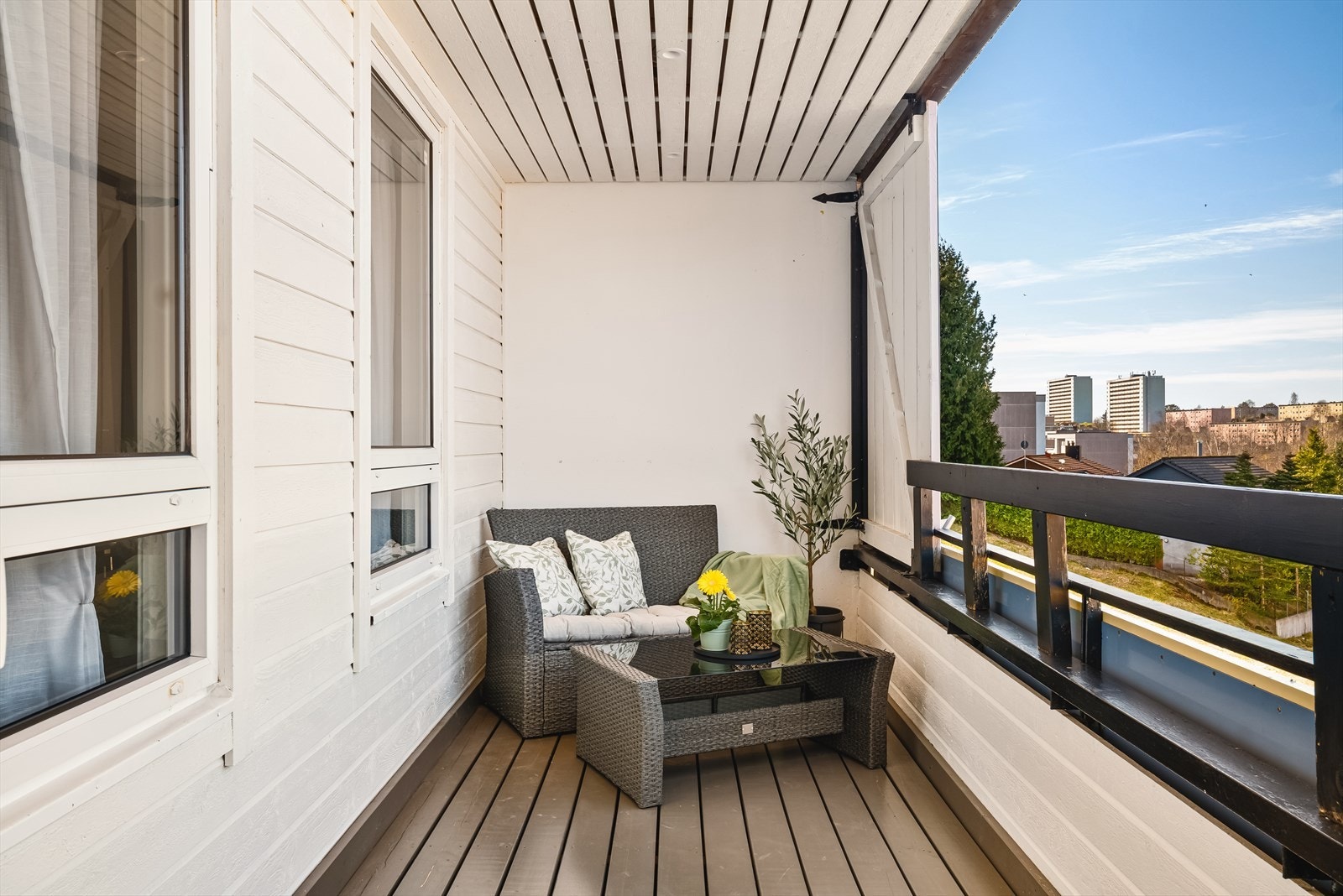 Fra stuen har man utgang til en nydelig vestvendt balkong med gode sol og utsiktsforhold. Galleribilde