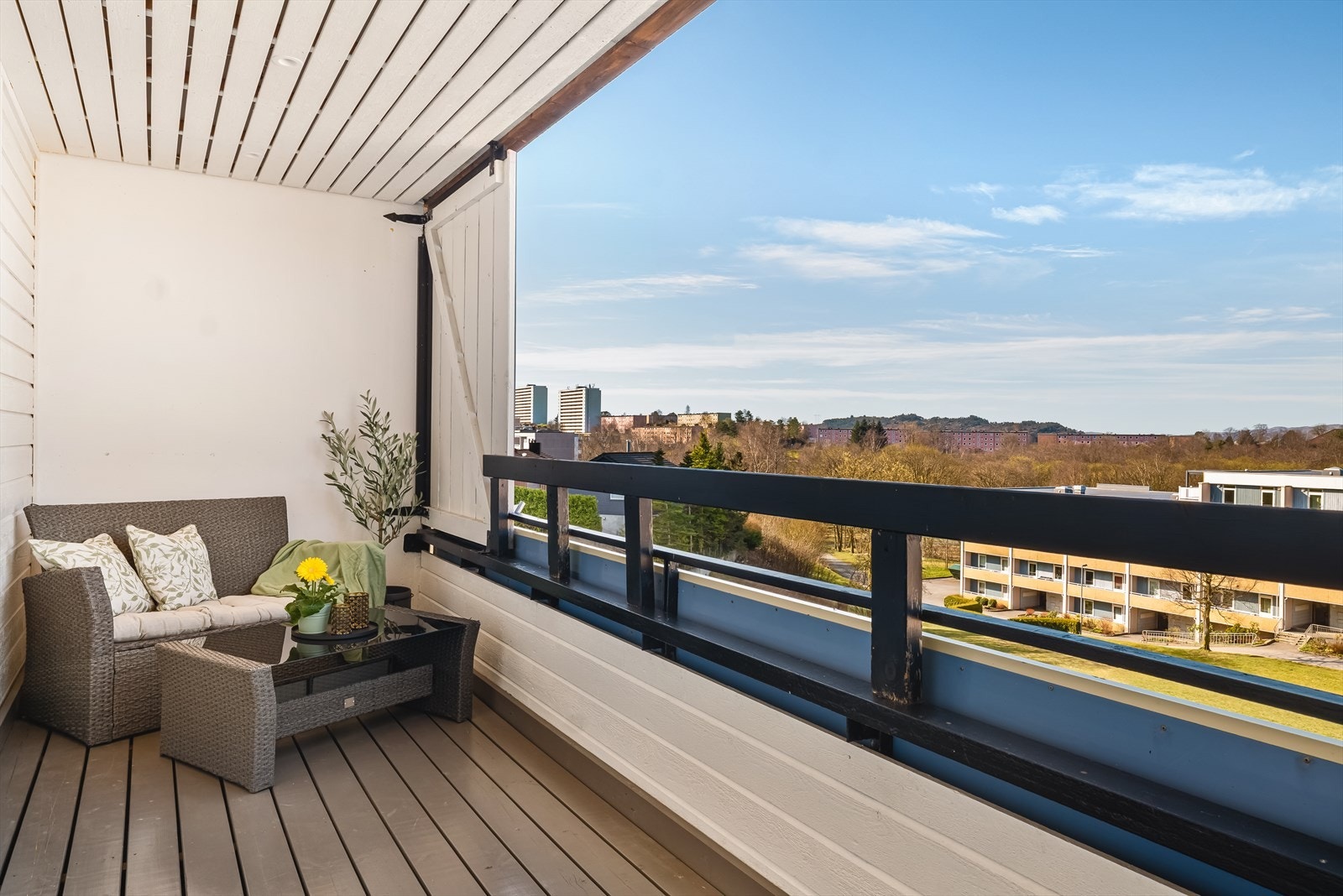 Her kan man nyte sene kvelder med flott utsikt over nærområdet. Galleribilde