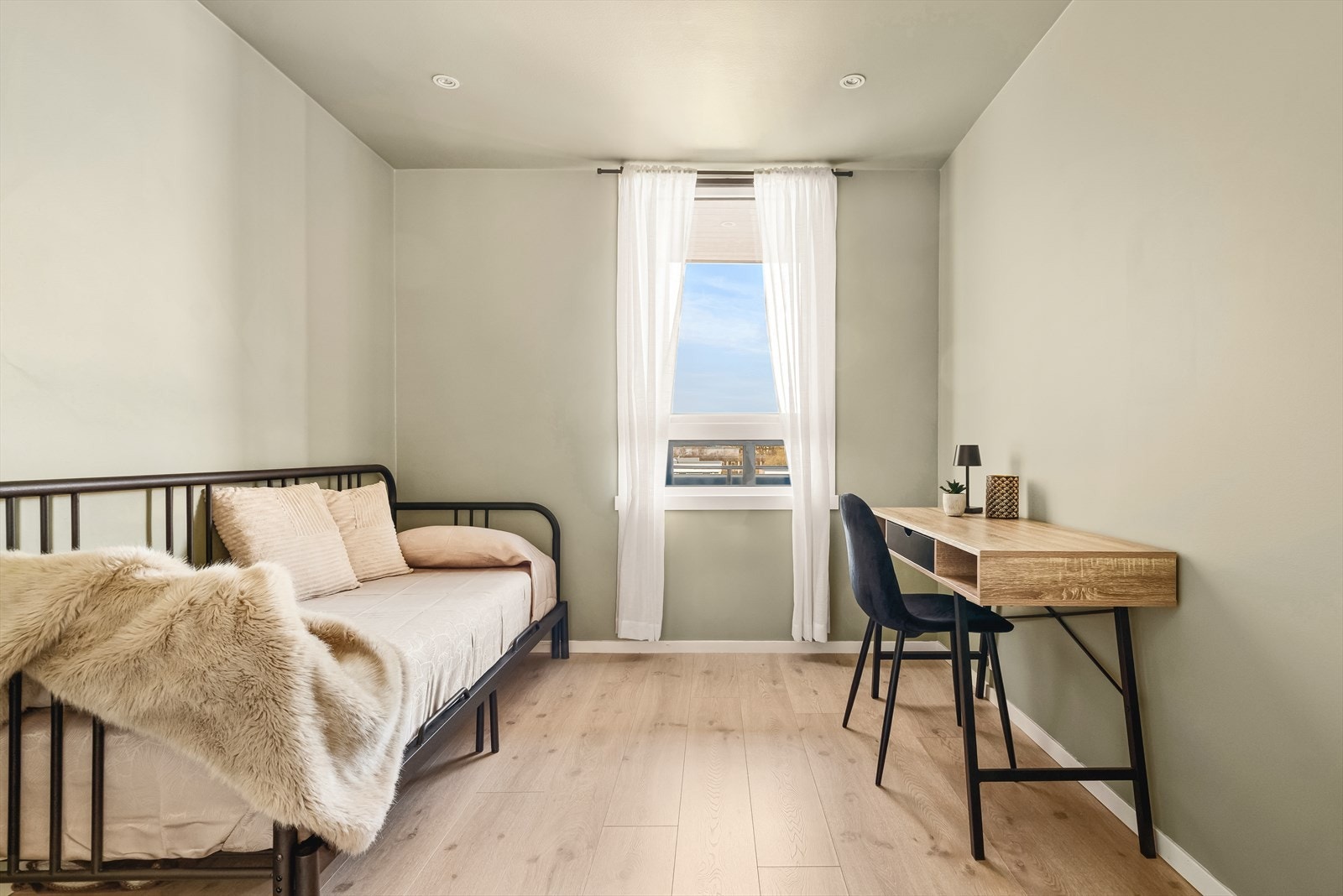 Et av boligens tre soverom med god plass til seng, nattbord, skrivebord eller annet ønsket møblement. Galleribilde