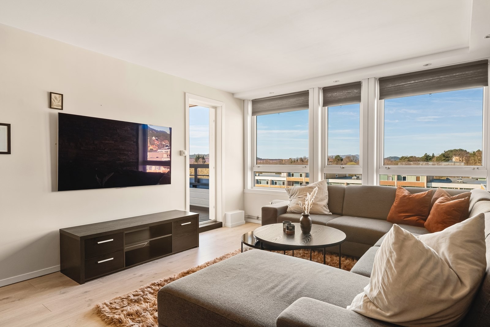 Velkommen til Ortuflaten 92 - en nydelig 4-roms leilighet med attraktiv og sentral beliggenhet i Fyllingsdalen presentert av Tage Helle v/ Fana Sparebank Eiendom. Galleribilde