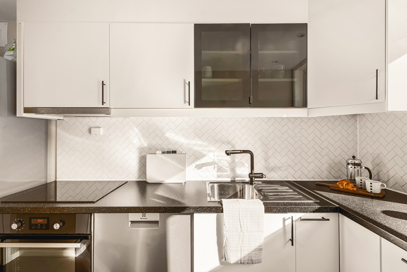 Flott kjøkkeninnredning fra IKEA med rikelig oppbevaringsplass i både over og underskap. Galleribilde