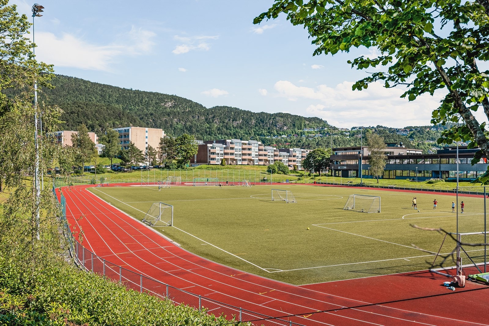 Oasen Arena med løpebane og fotballbane. Galleribilde