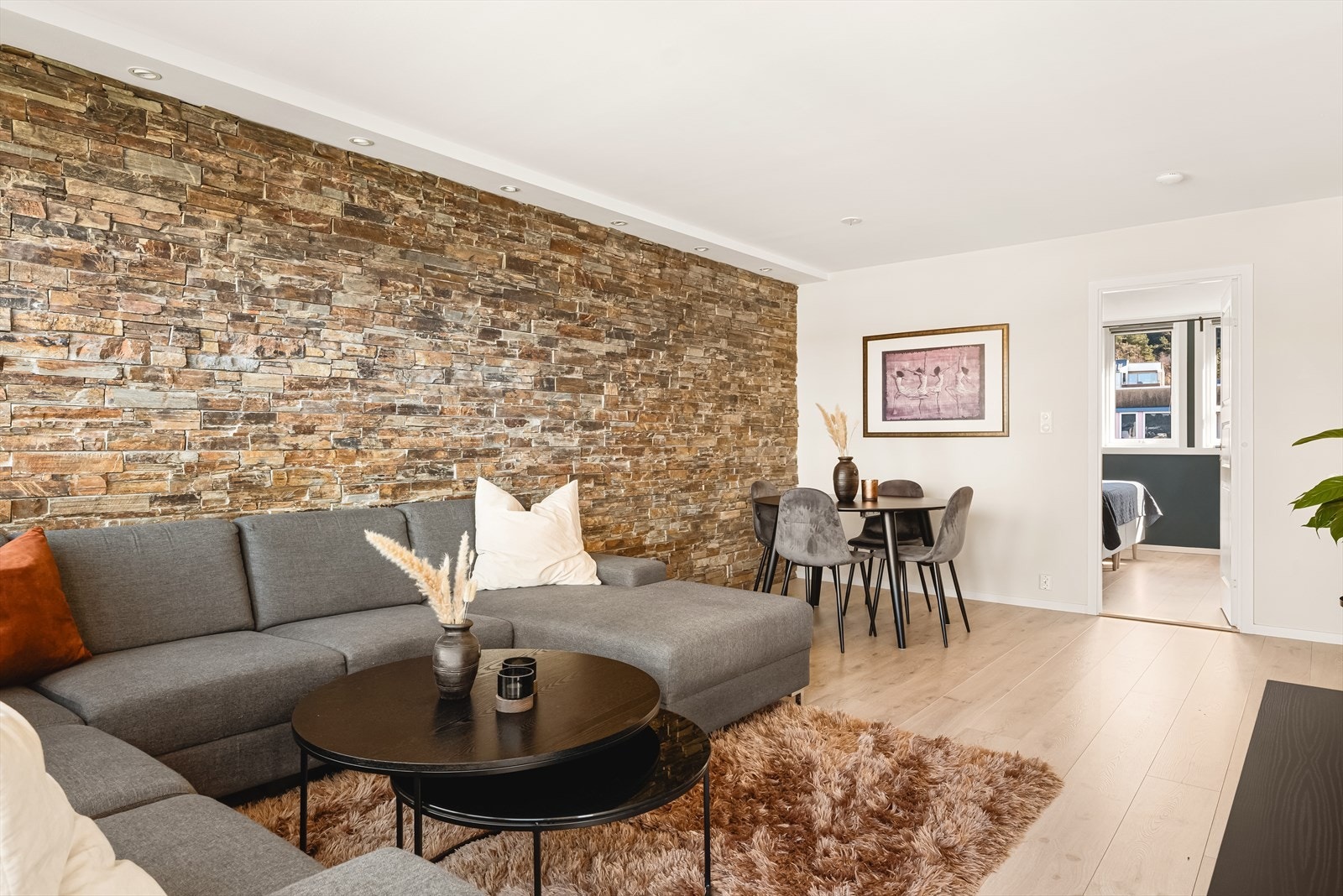 Videre er det god plass til spisegruppe, sofaguppe og TV eller annet ønskelig møblement. Mulighetene for møblering er mange! Galleribilde