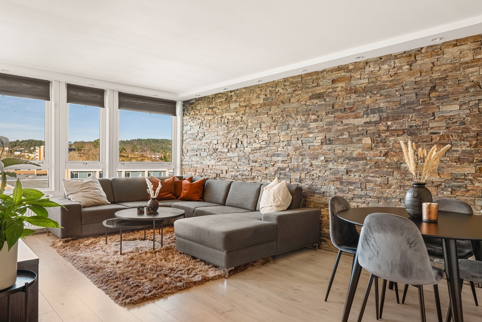 Leiligheten ligger i byggets fjerde etasje. Galleribilde