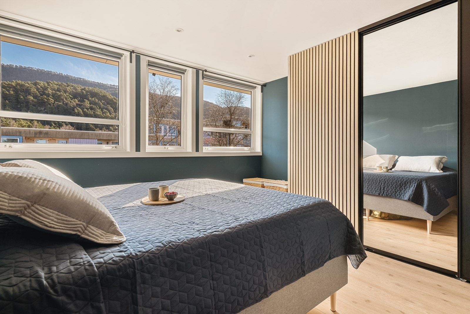 Fra vinduet på soverommet er det rikelig med naturlig lysinnslipp. Galleribilde