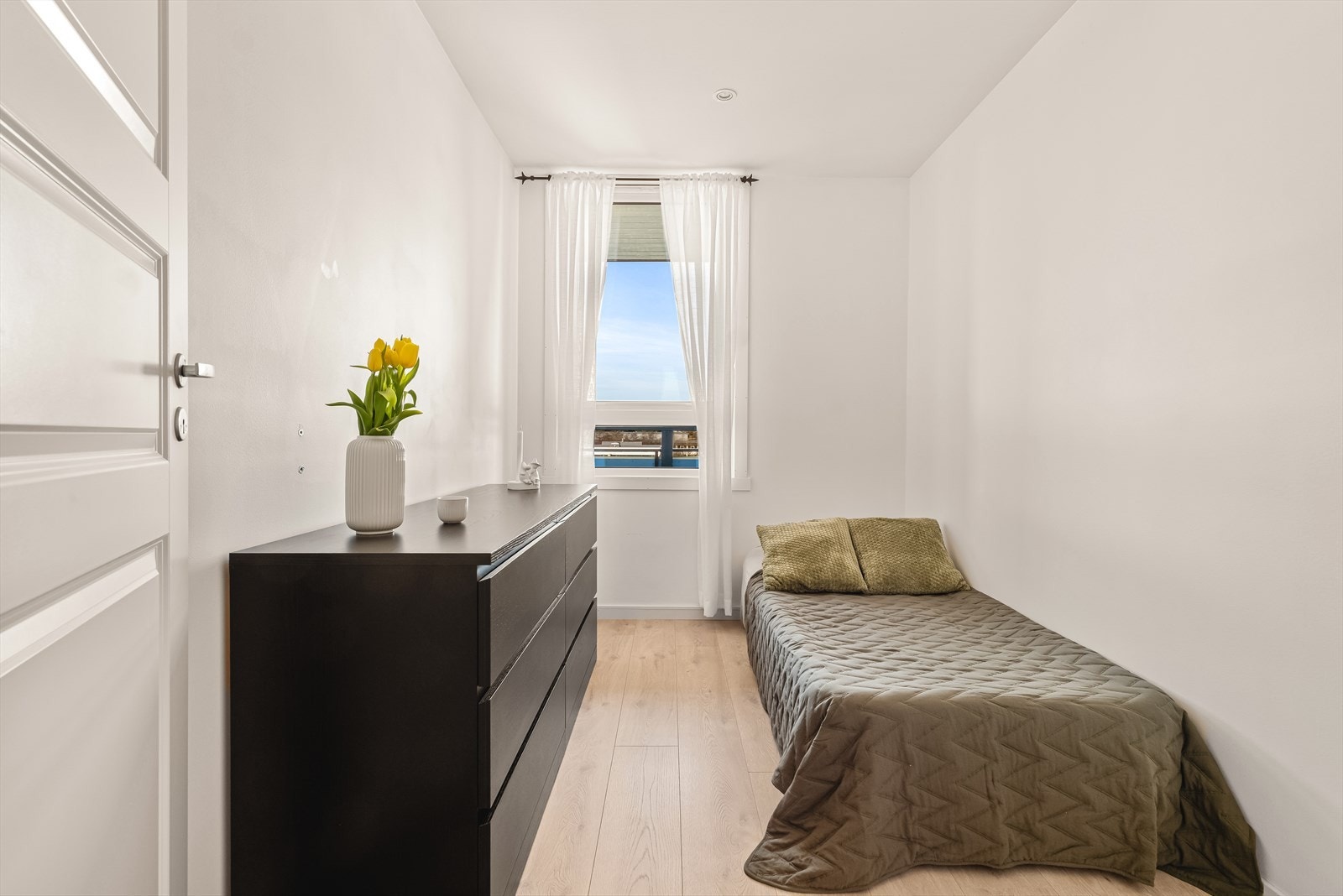 Soverom nr 2 er passer ypperlig til utleie, barnerom eller gjesterom. Om man ønsker kan det også være perfekt som hjemmekontor. Galleribilde