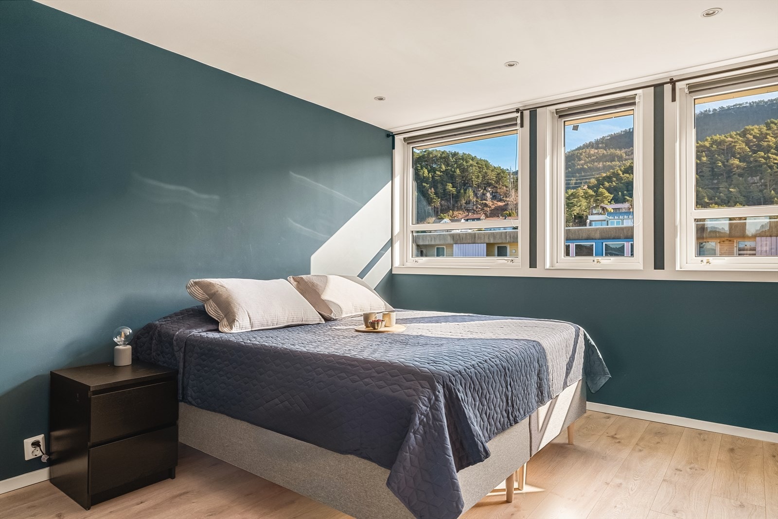 Hovedsoverommet er romslig med god plass til både dobbeltseng, nattbord eller annet ønskelig møblement. Det er videre garderobeskap langs vegg med oppbevaringsplass til bekledning og diverse. Galleribilde