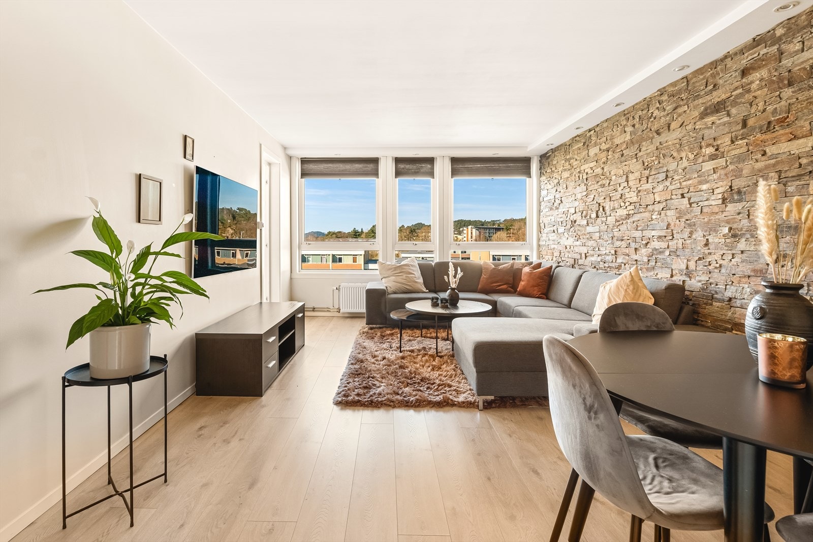 Leilighetens stue har godt med vindusflater som sørger for naturlig lysinnslipp. Galleribilde