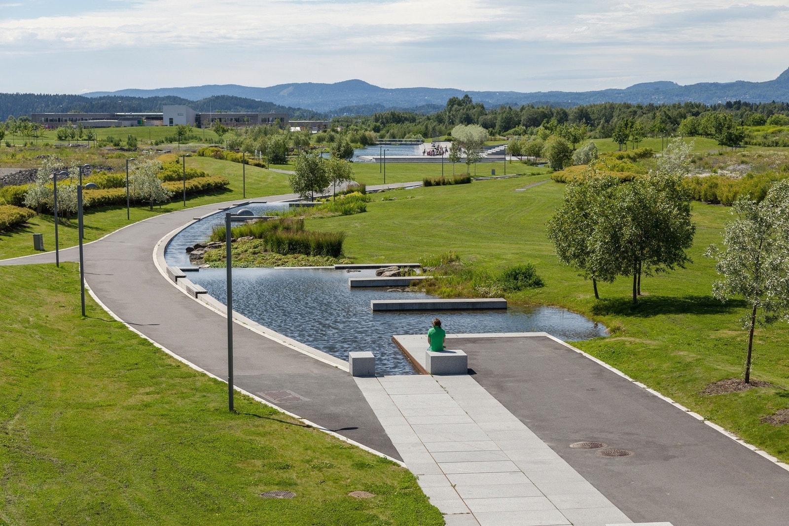 Borettslaget grenser til flotte Nansenparken. Et nydelig rekrasjonsområde med både gang og sykkelveier, vannspeil, stier og broer. Galleribilde