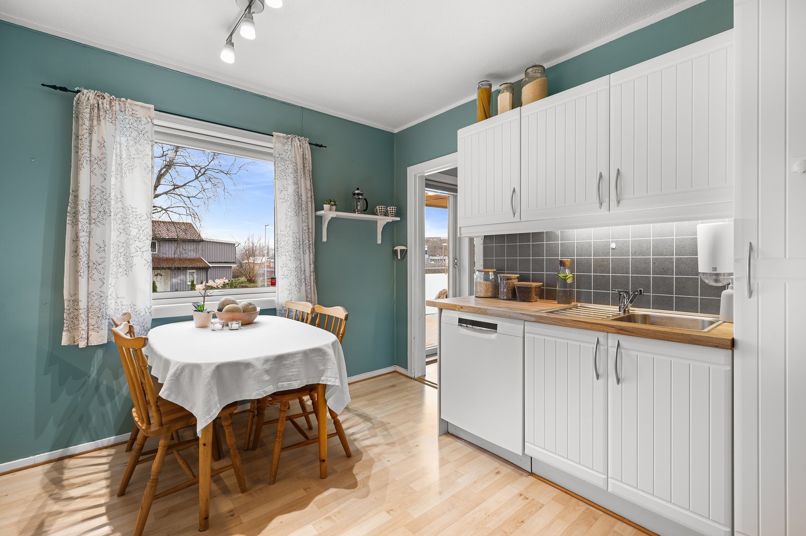 Du har også plass til et lite spisebord hvor du kan nyte frokosten med utsikt ut mot borettslagets uteområder Galleribilde