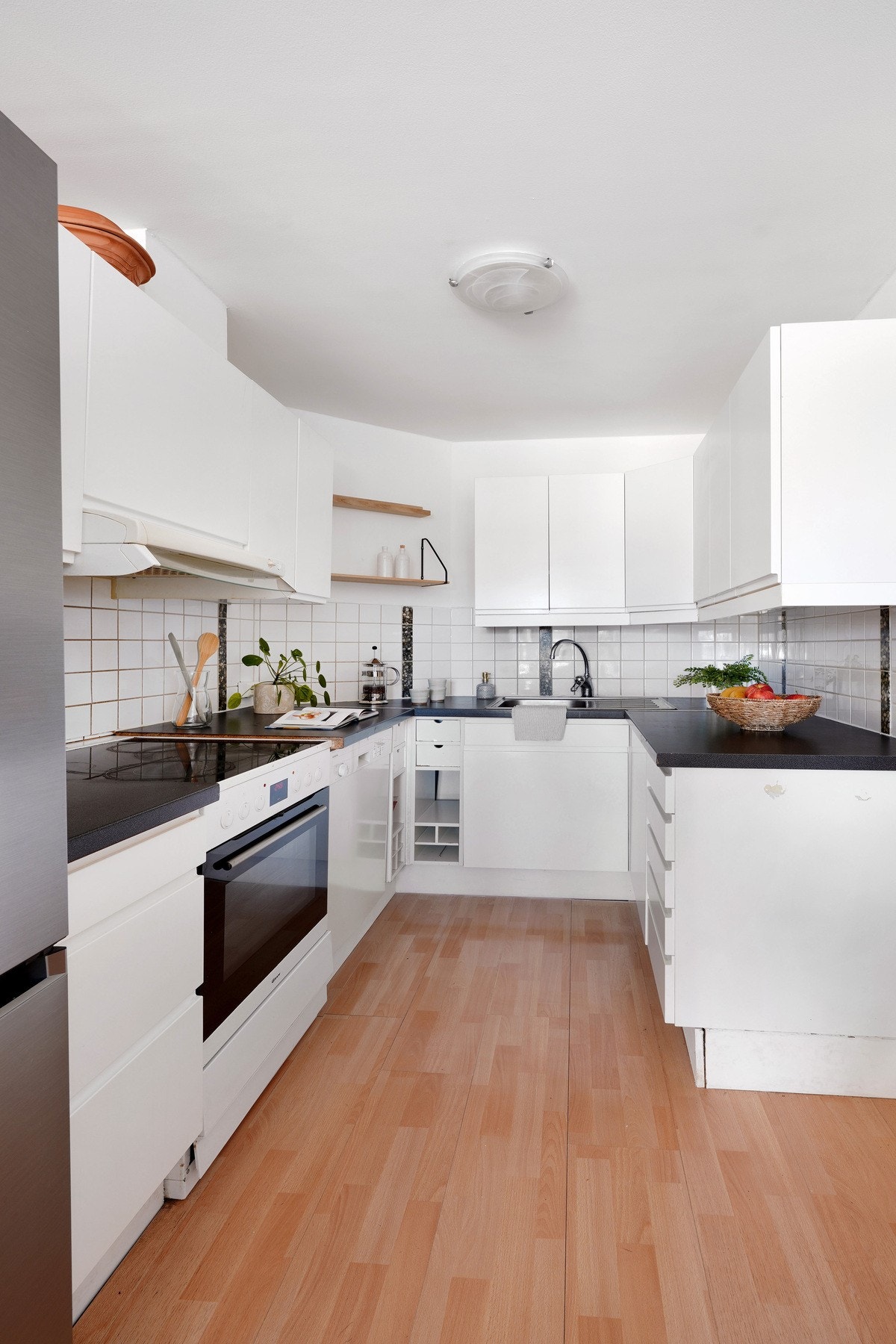 Trivelig kjøkken med god benkeplass og hvite fronter Galleribilde