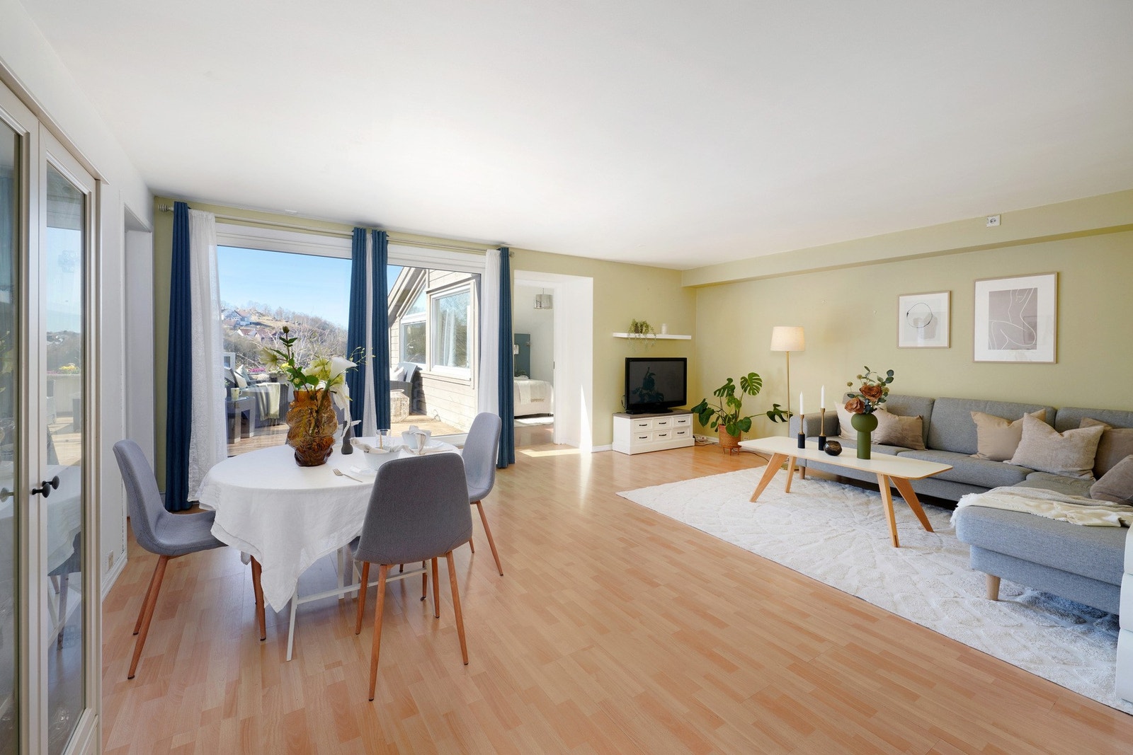 Lys og trivelig stue med store vinduer mot terrassen Galleribilde