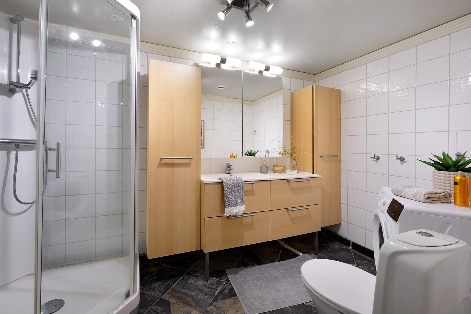 Badet er helfliset med varme i gulv, og har opplegg for vaskemaskin Galleribilde