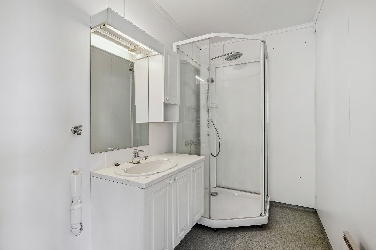 Bad/WC med dusjkabinett og opplegg for vaskemaskin Galleribilde