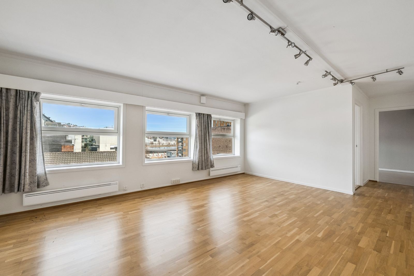 Stor stue med utsikt mot elven og Aass Bryggeri Galleribilde