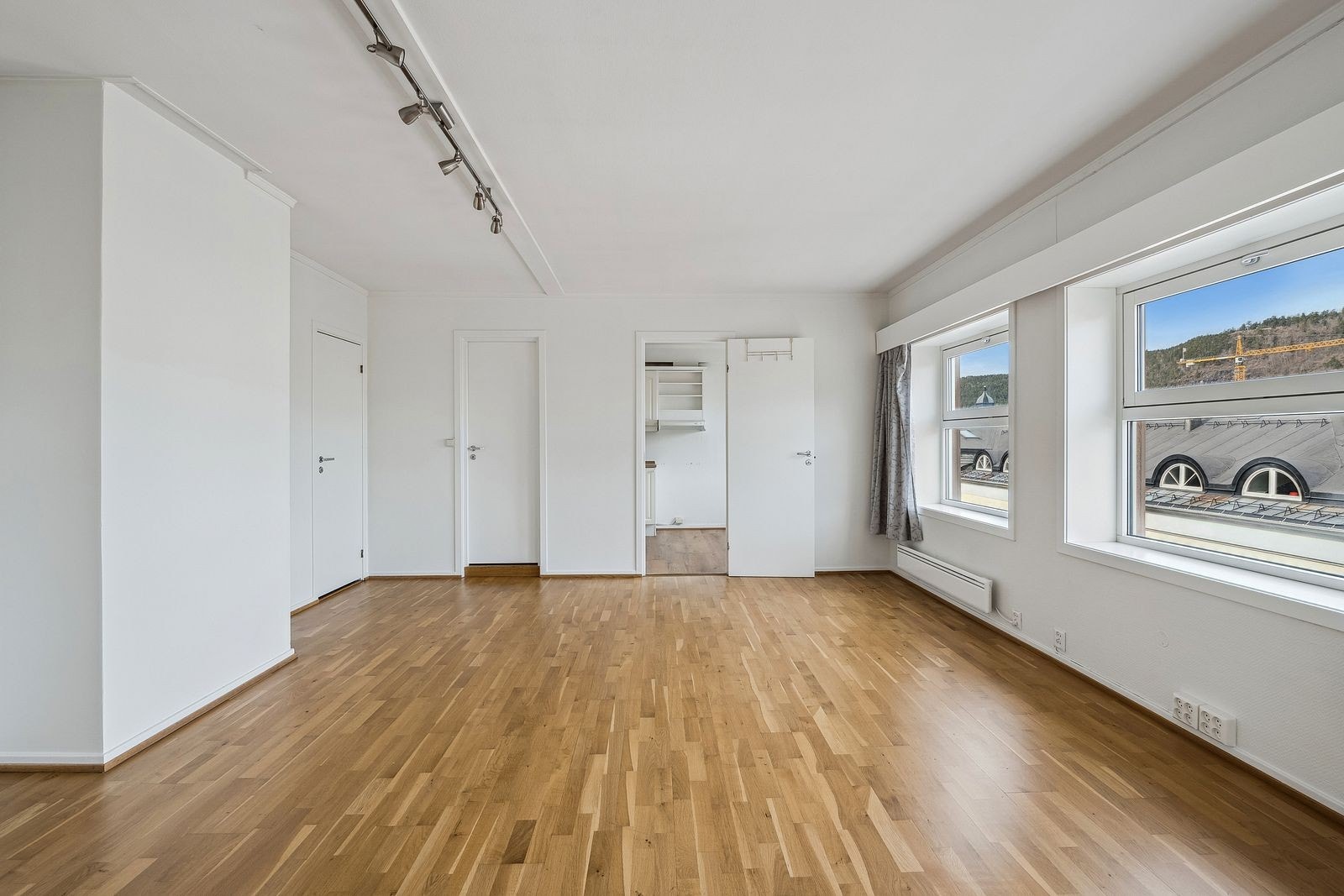 I motsatt ende av stuen finner man kjøkken, bad og separat WC Galleribilde