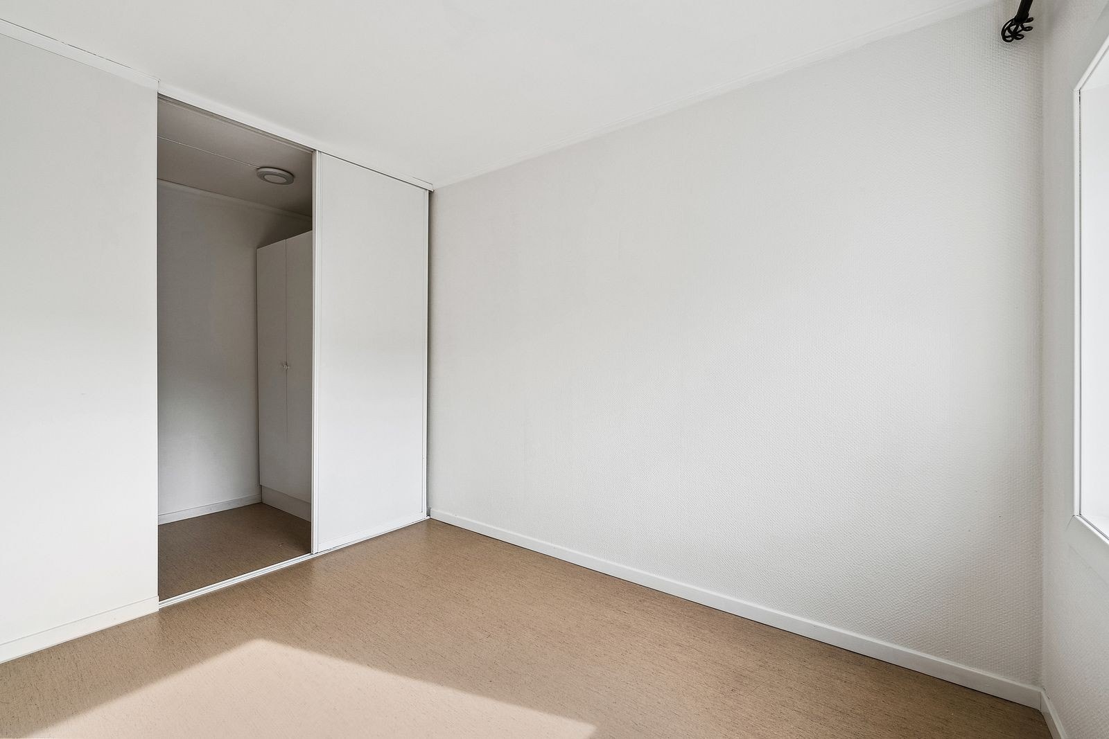 Soverom med skyvedørsgarderobe Galleribilde