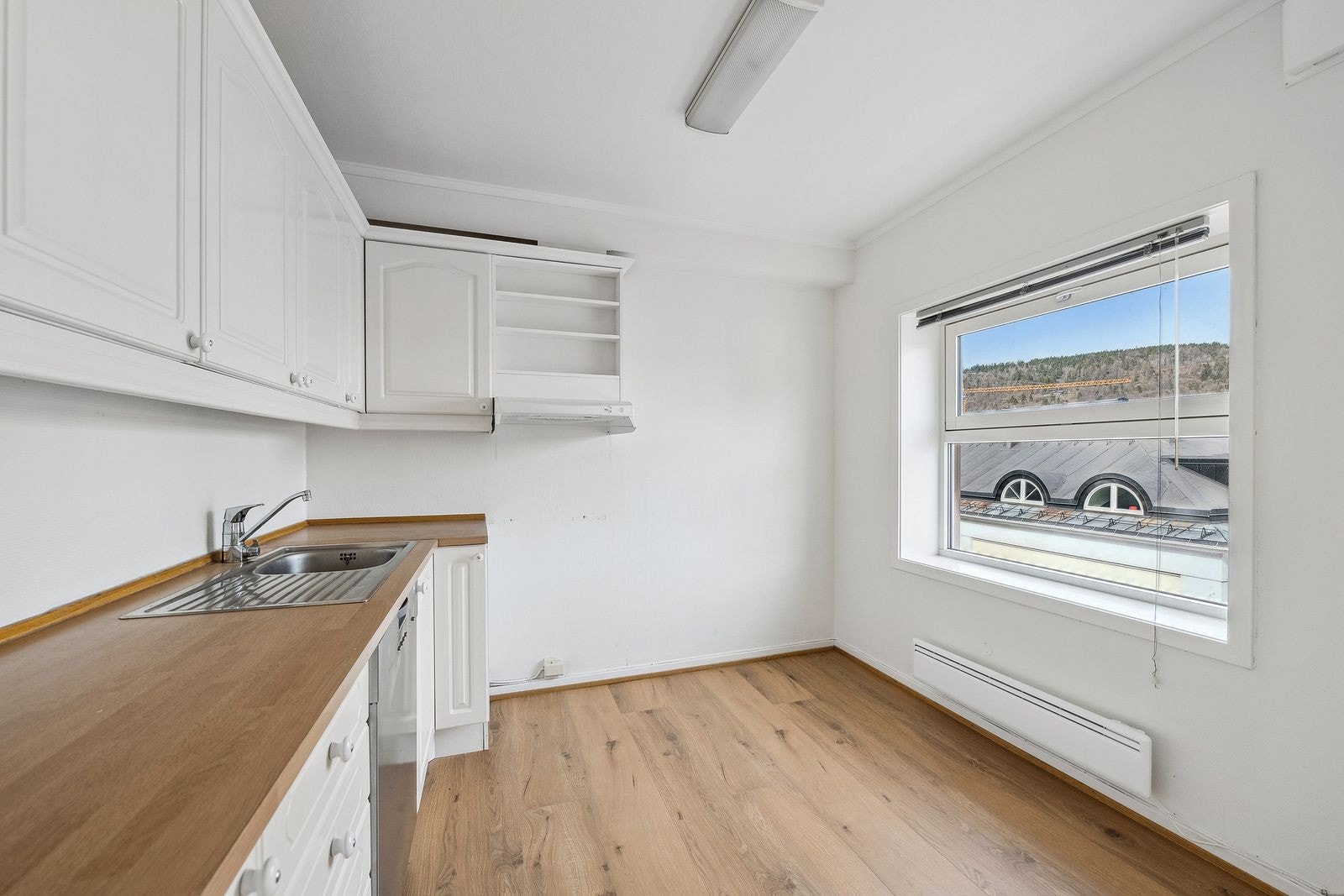 Separat kjøkken med oppvaskmaskin Galleribilde