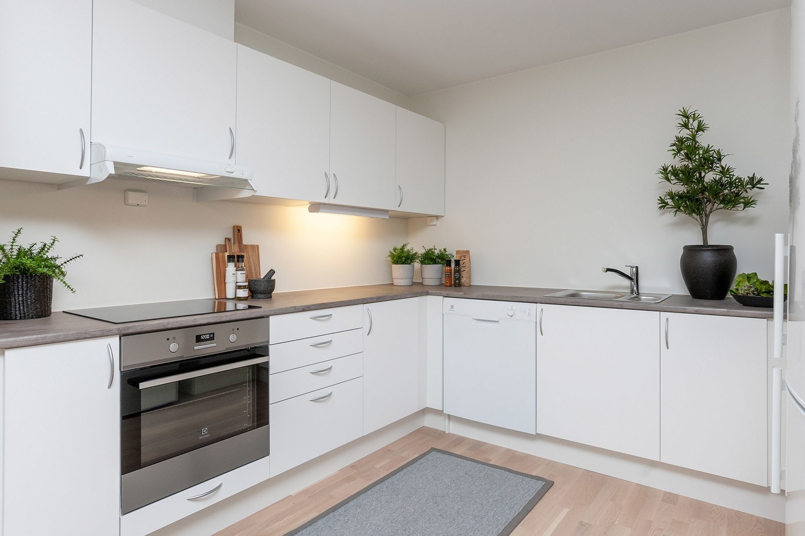 Lyse slette fronter på kjøkkeninnredning Galleribilde