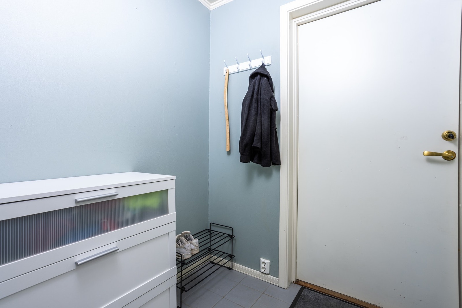 Lys og romslig entrè. Det er god plass for oppbevaring. Galleribilde