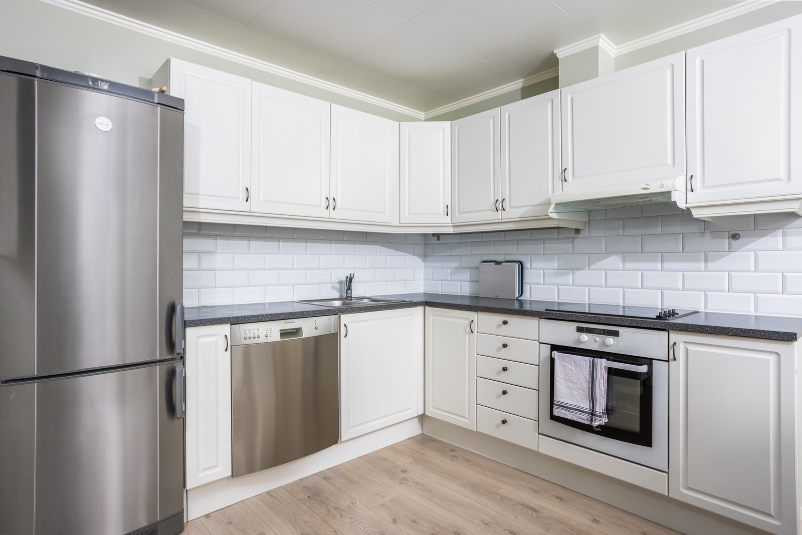 Kjøkkenet oppleves lyst. Det er lyse profilerte fronter. Galleribilde