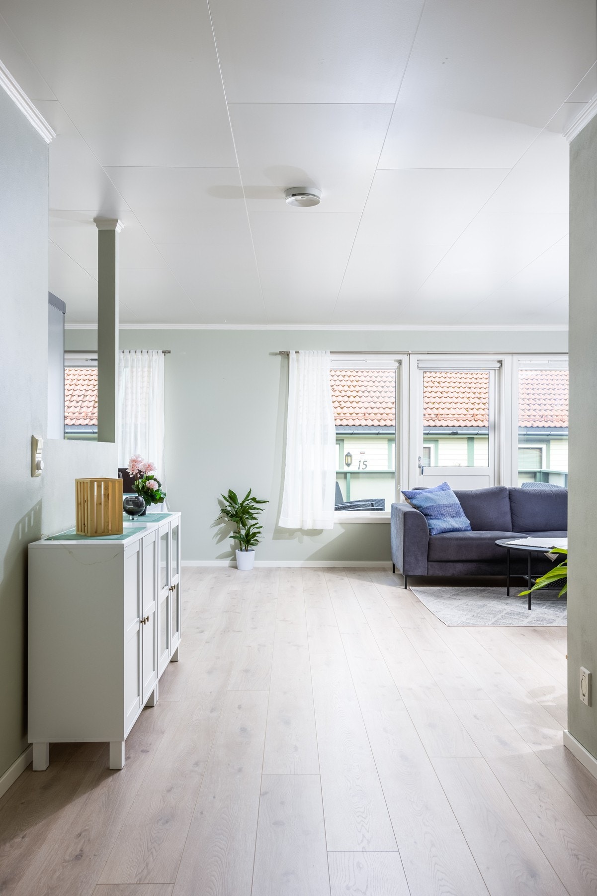 Stuen er lys og luftig med store vindusflater. Galleribilde