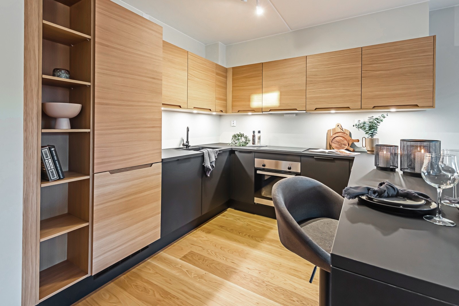 Stilrent kjøkkeninnredning fra HTH med integrerte hvitevarer. Galleribilde