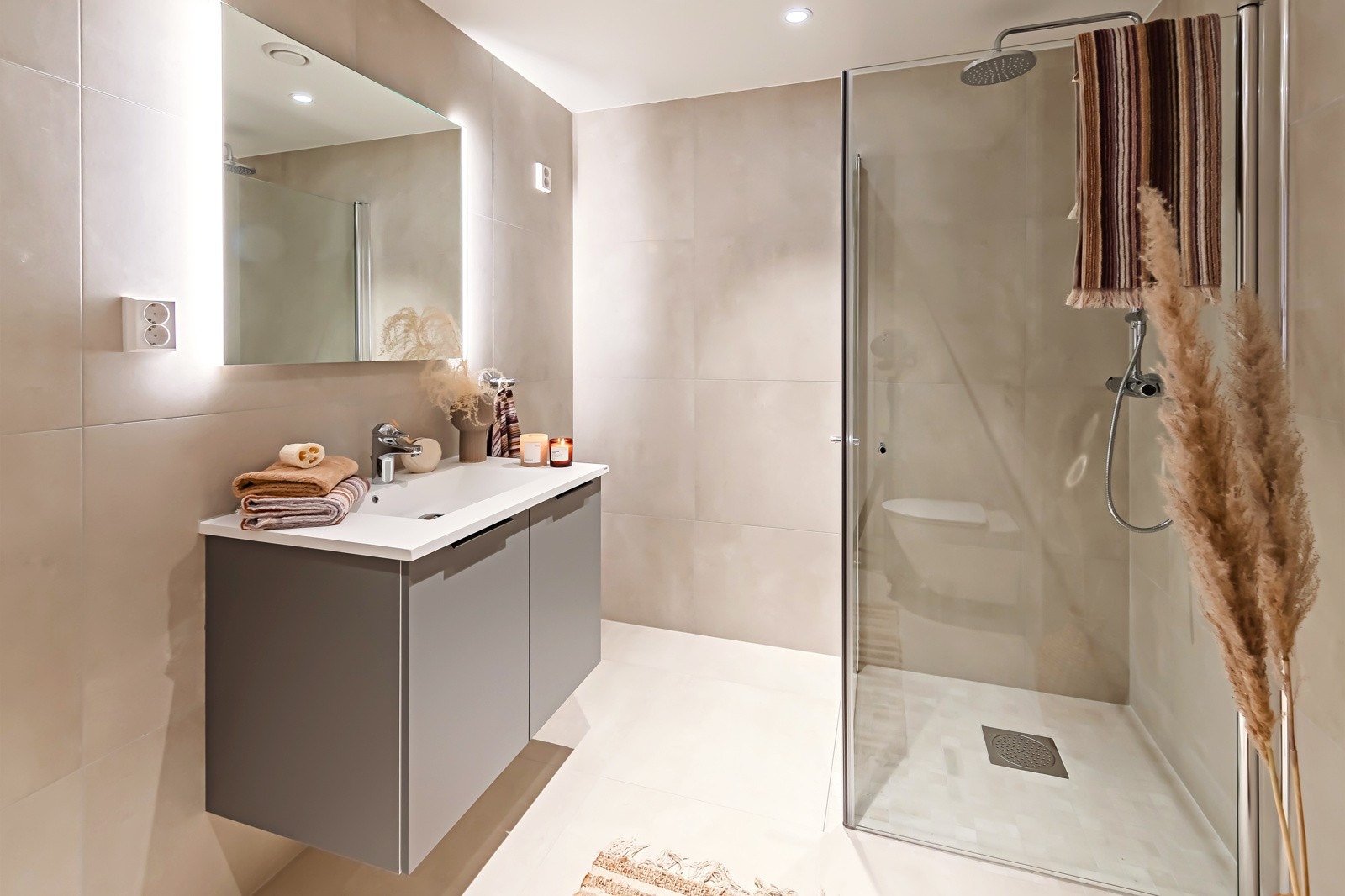 Pent flislagt bad. Galleribilde