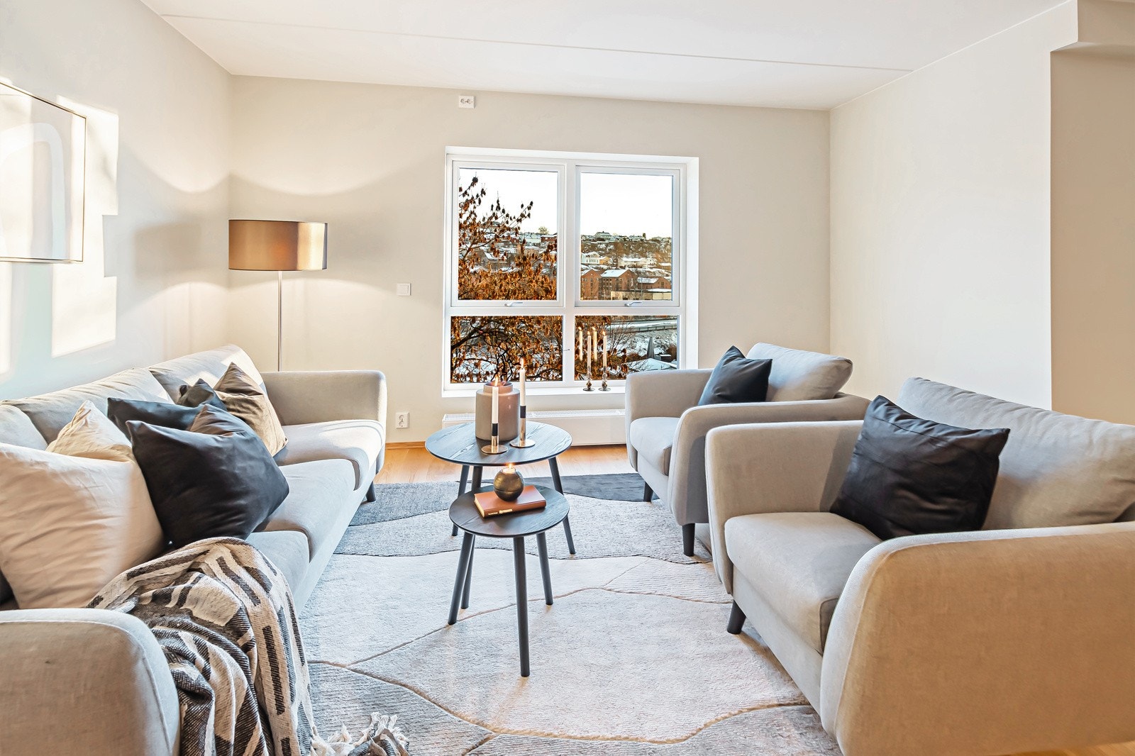 Her slippes det inn mye dagslys inn gjennom store vindusflater. Galleribilde