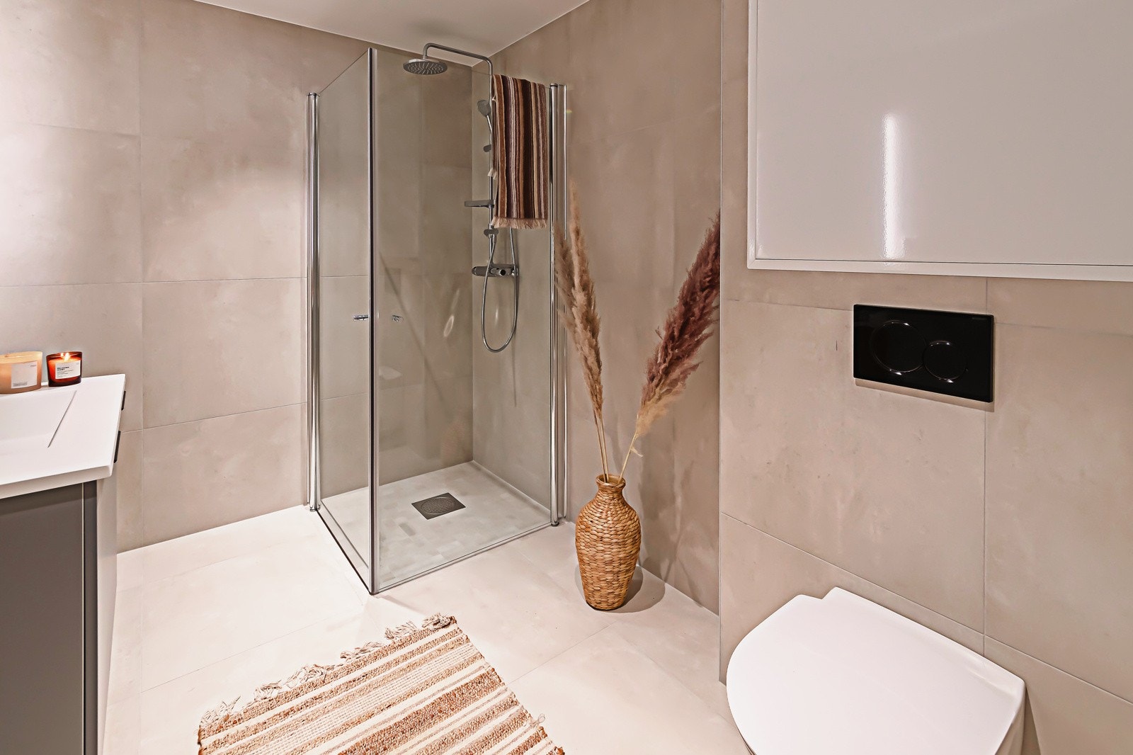 Badet har varmekabler i gulvet - Opplegg for vaskemaskin. Galleribilde