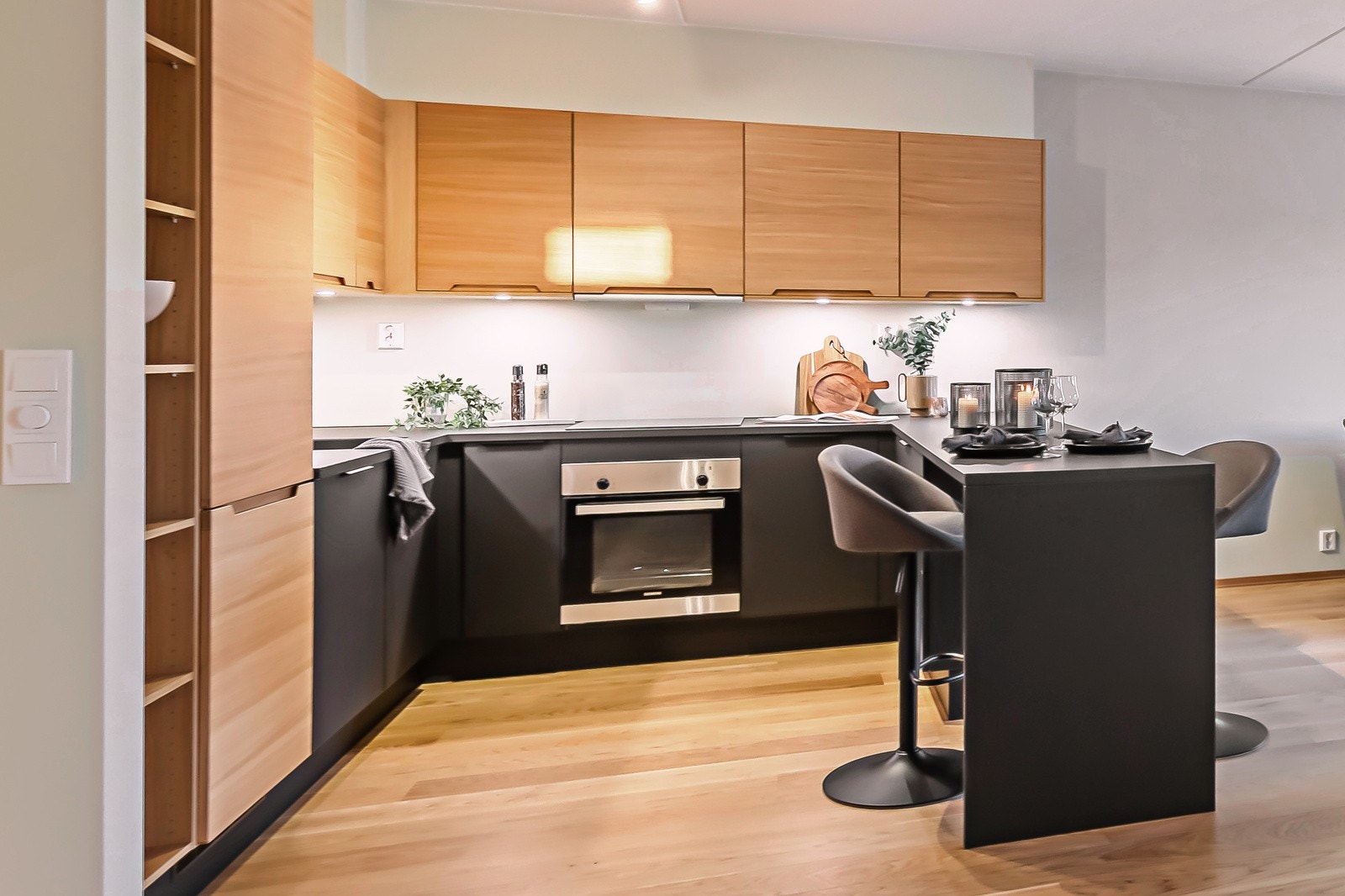 Plass til barstoler, her kan kaffen nytes eller noe annet godt i glasset. Galleribilde