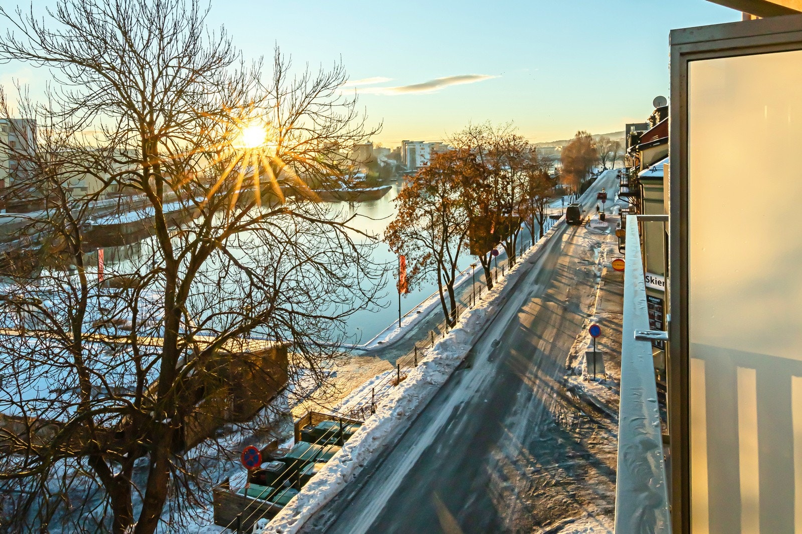 Nydelig utsikt ut over byen rett fra balkongen. Galleribilde