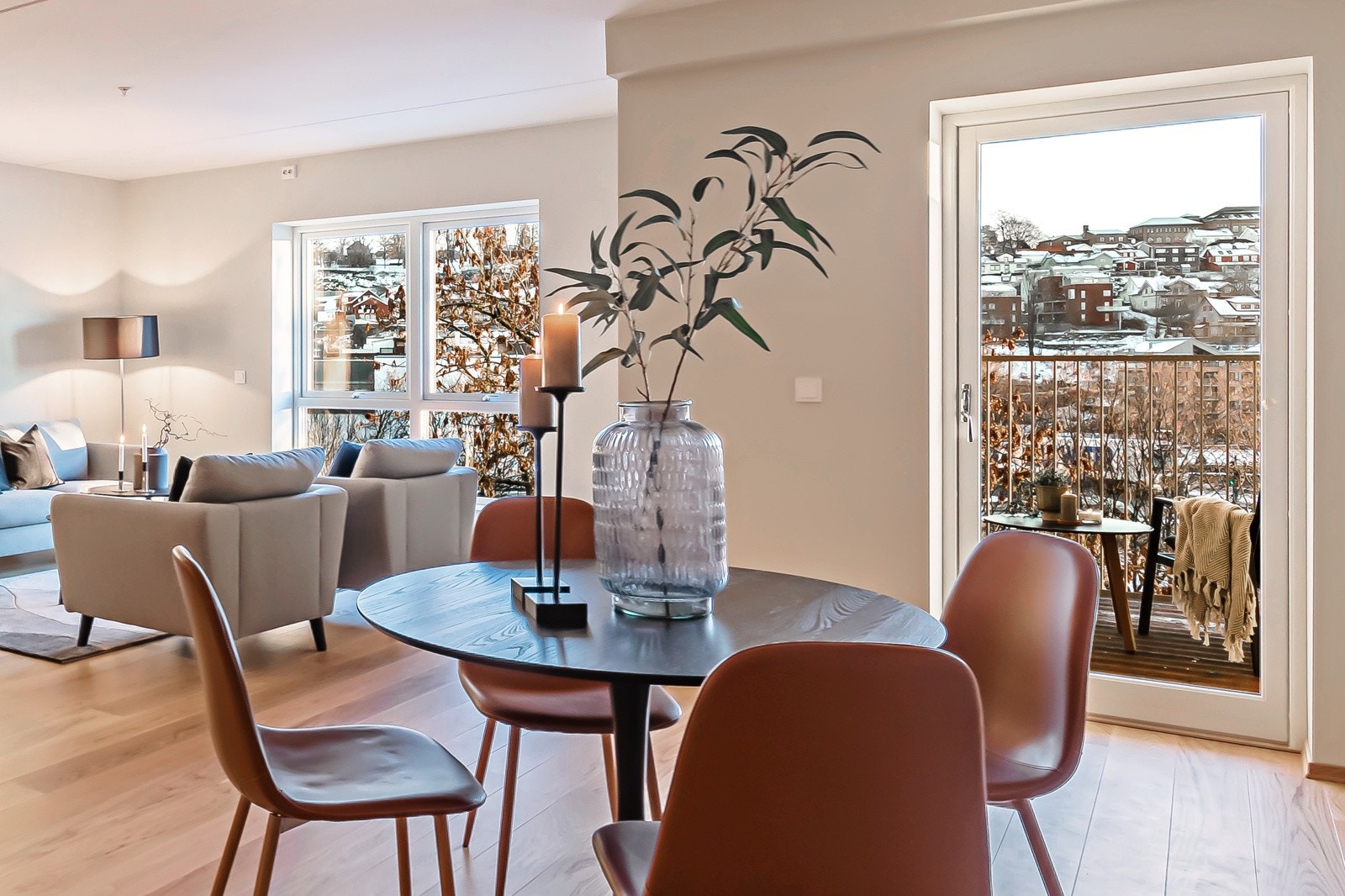 Direkte utgang til balkong fra stua. Galleribilde