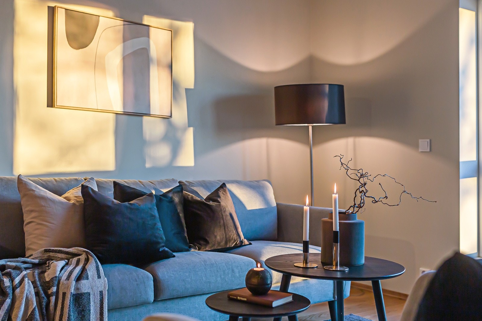 Kveldsstemning i stua. Galleribilde