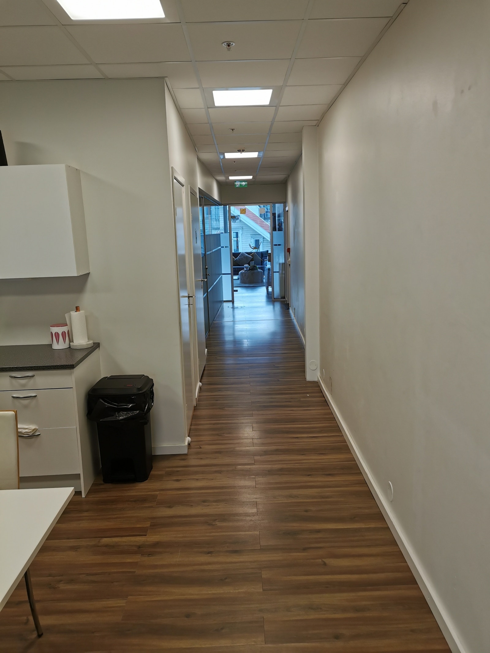 Gang, totalt 3 kontorer i etasjen. Alle med egne låser. Galleribilde