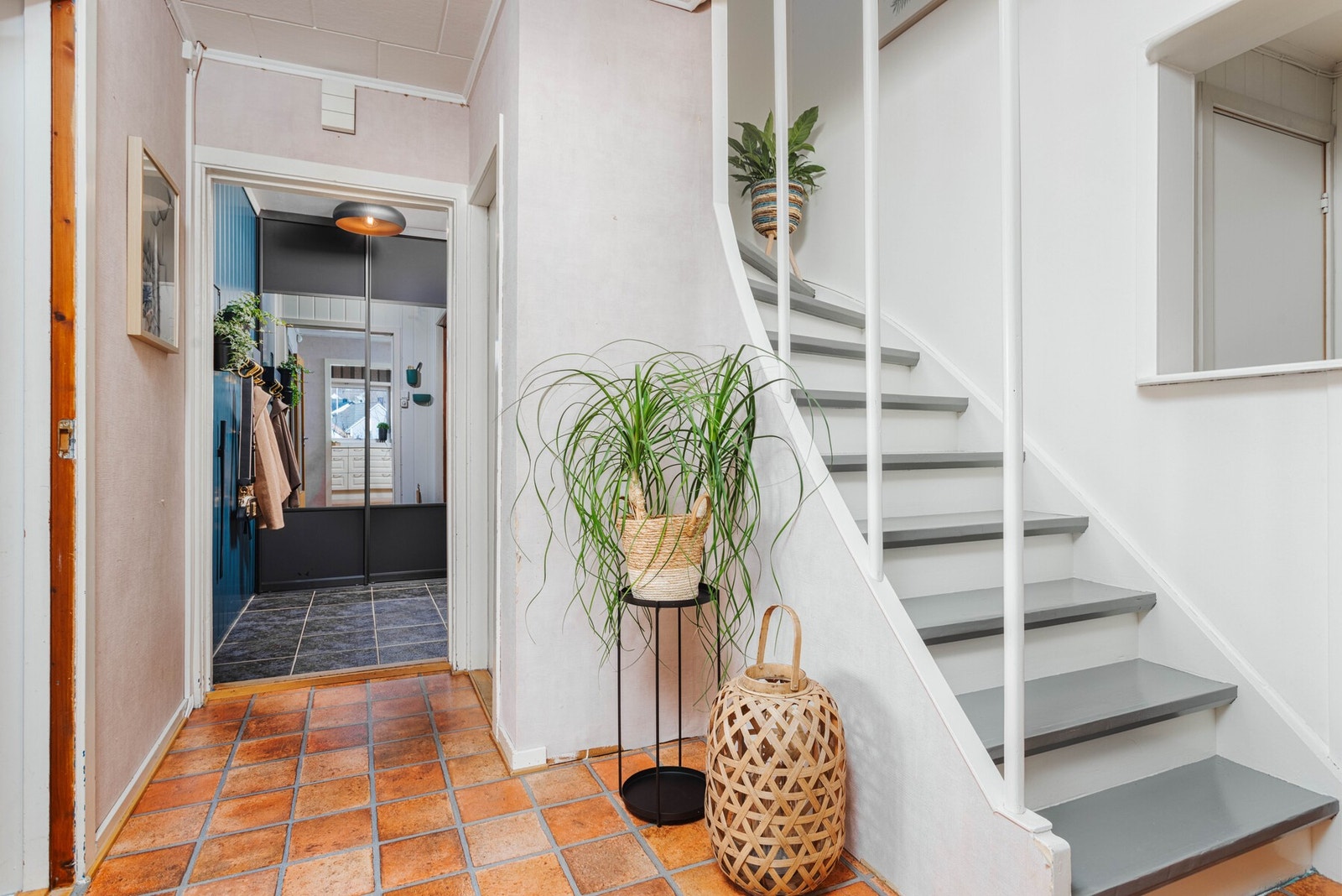 Fra inngangen kan vi gå videre opp til andre etasje Galleribilde