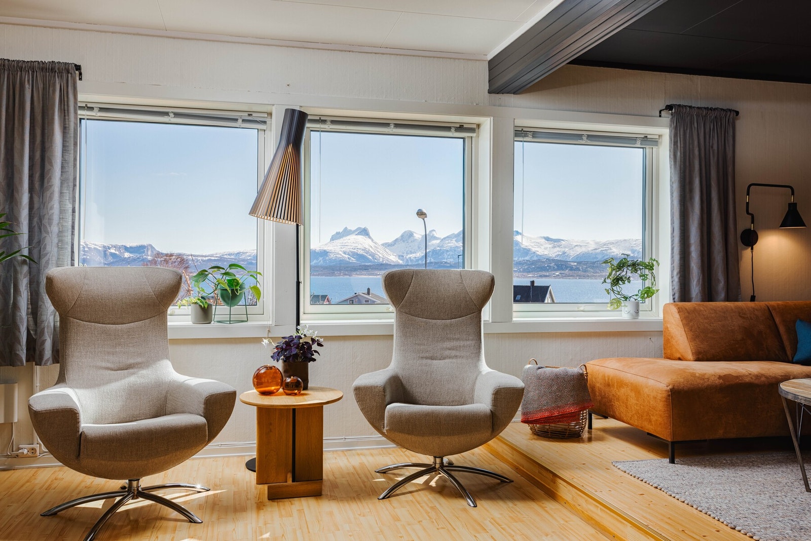 Utsikten over fjellene er et av høydepunktene i stuen Galleribilde