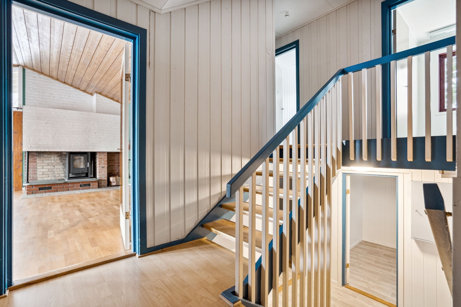 Entre til loft og kjeller. Galleribilde