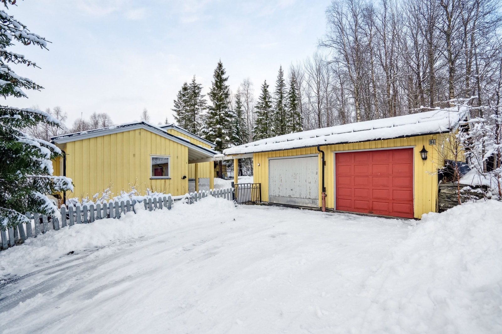 Inngangspangsparti m/garasje Galleribilde